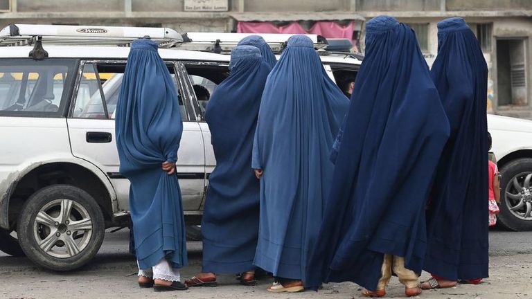 Женщины на остановке такси в Кабуле. Июль 2021 г.