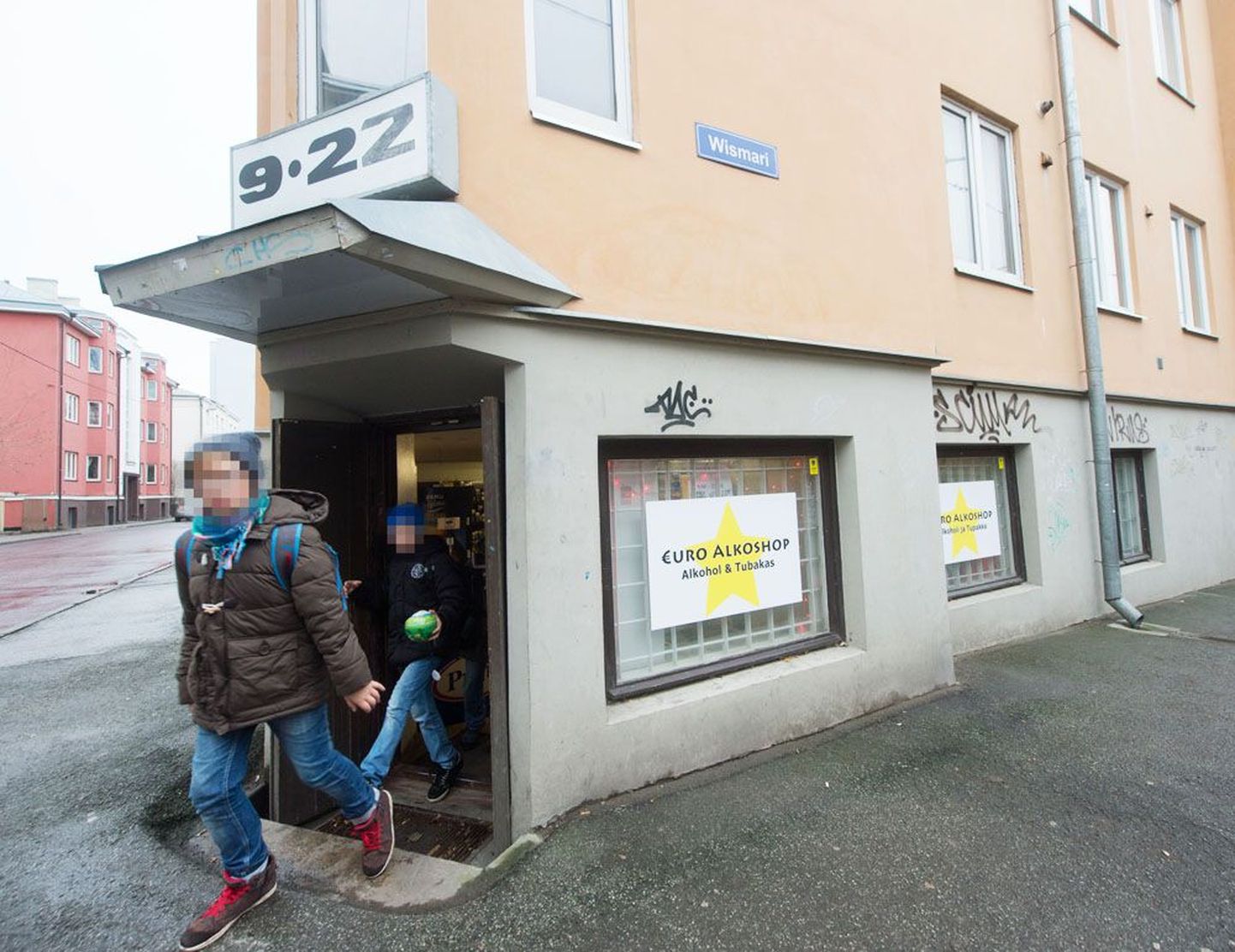 Uus määrus võib lõpetada ka Wismari tänaval ühe elumaja keldris asuva Euro Alkoshopi tegevuse, sest kauplusel võib nõutavaid ruutmeetreid väheks jääda.
