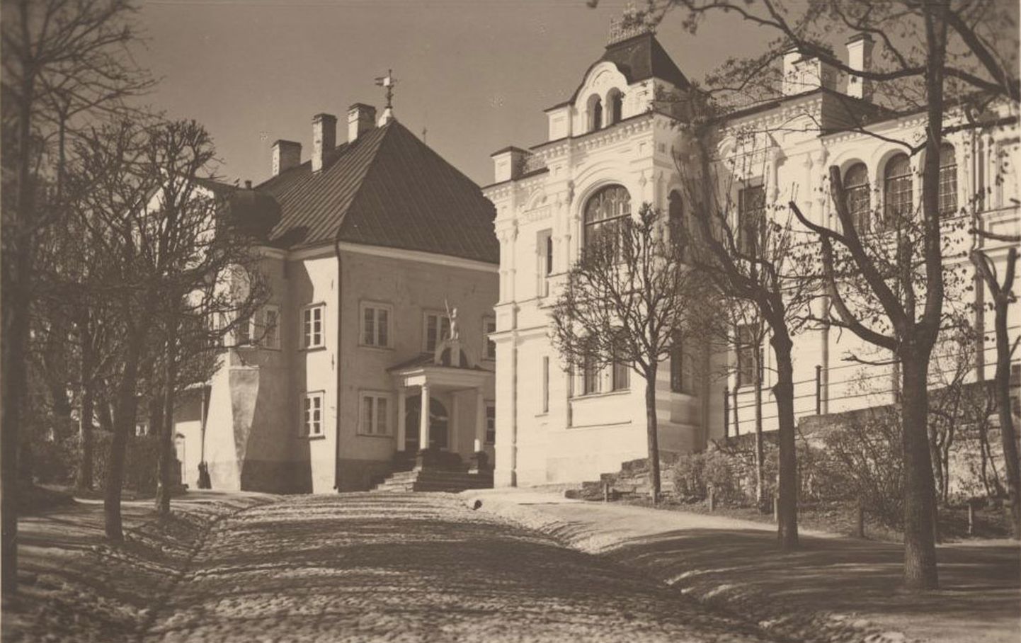 Narva merekooli hoone 1933. Vasakul Peeter I maja, paremal Sergei Lavretsovi maja. Narva merekooli ruumid asusid Lavretsovi maja vasakus tiivas.