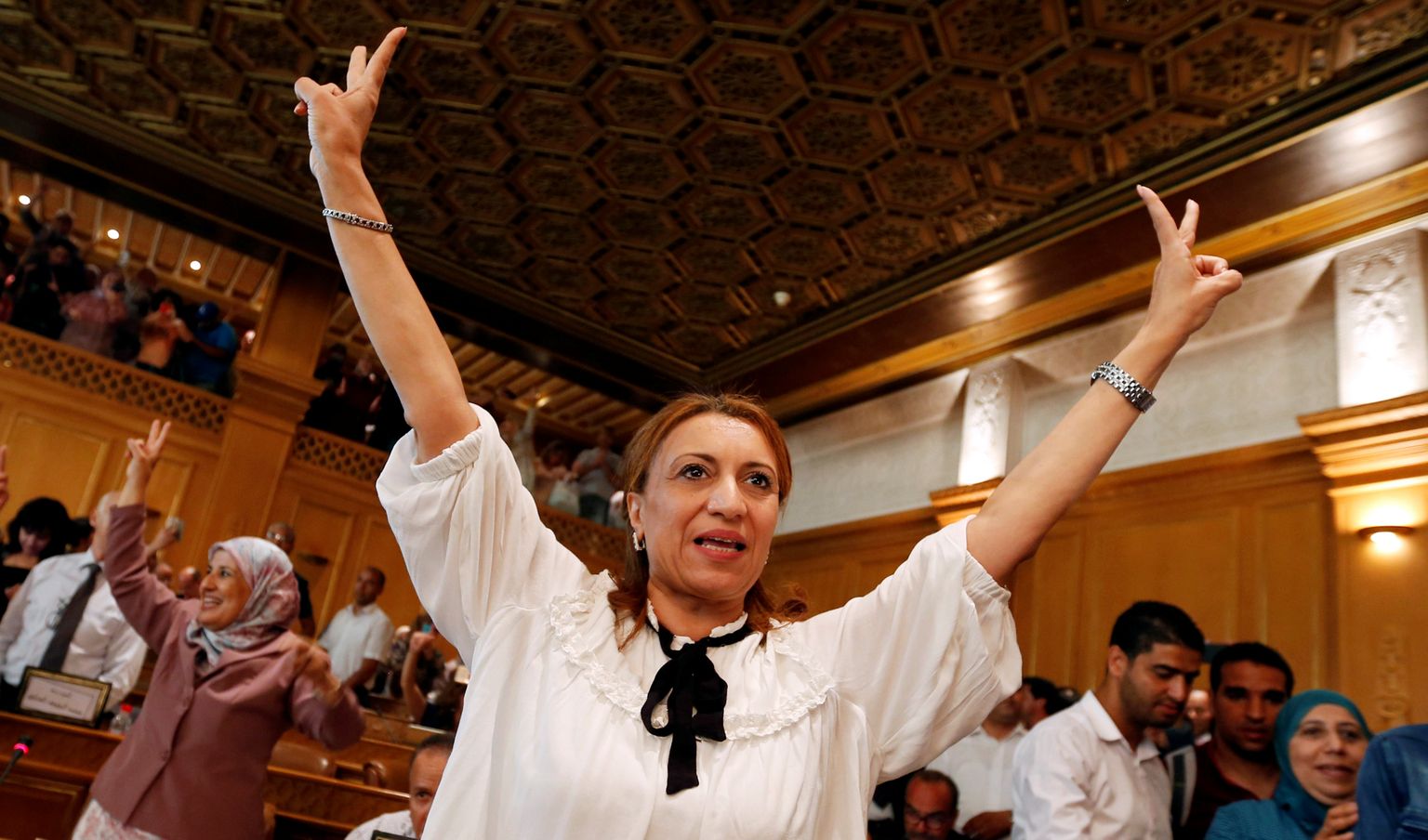 Tunise linnapeaks valitud Souad Abderrahim võitu tähistamas.