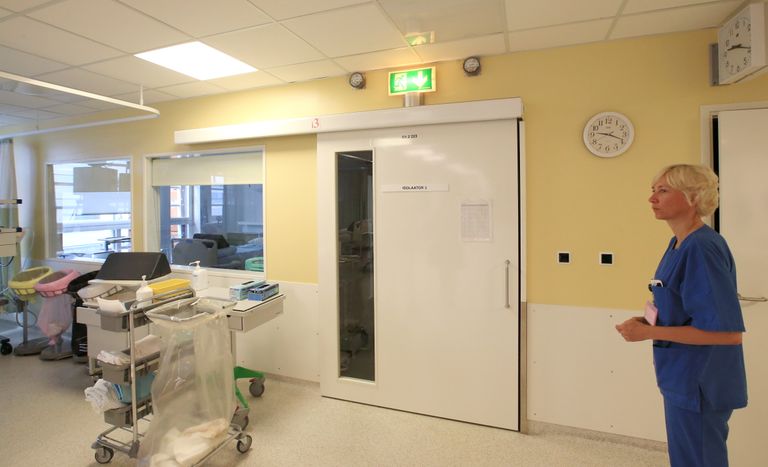 Selle ukse taga on Covid-19 patsiendi ootel isolaator, mis on reservis juhuks, kui peaks saabuma uus koroonaviirushaige patsient. Pildil seisab anestesioloogia ja intensiivravi kliiniku ülemõde Ilona Pastarus.