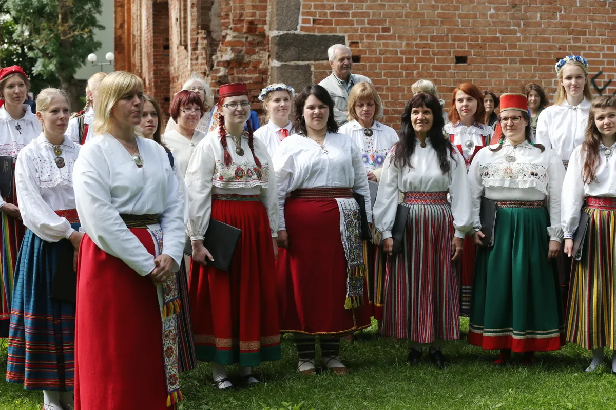 XXVI laulu- ja XIX tantsupeo «Aja puudutus. Puudutuse aeg» tuli.Pildil tule tseremoonia Toomemäel. Esiplaanil vasakul dirigent Triin Koch.