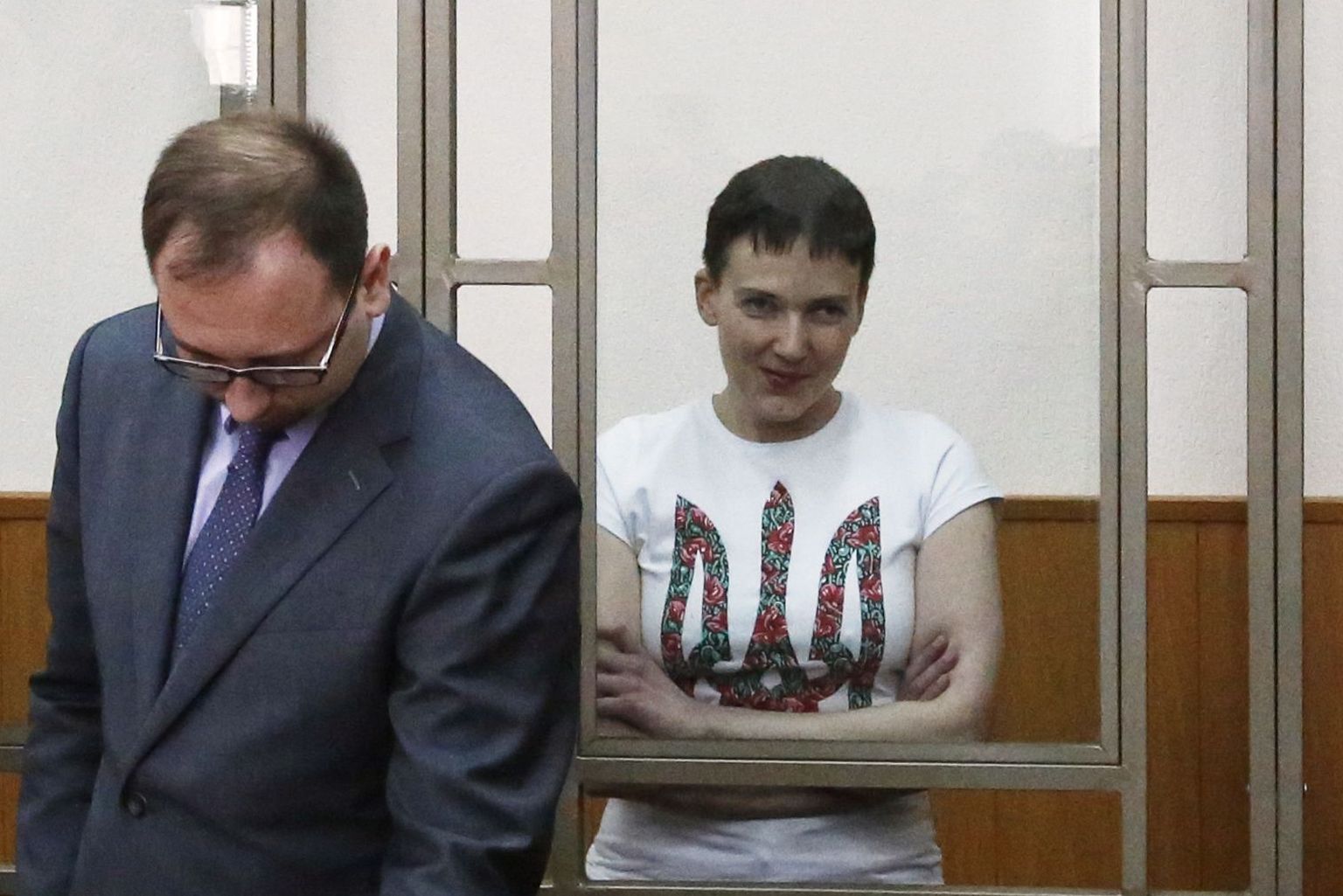 Endine Ukraina piloot Nadja Savtšenko(paremal) Donetski linnakohtus koos oma advokaadi Nikolai Polozoviga (vasakul).