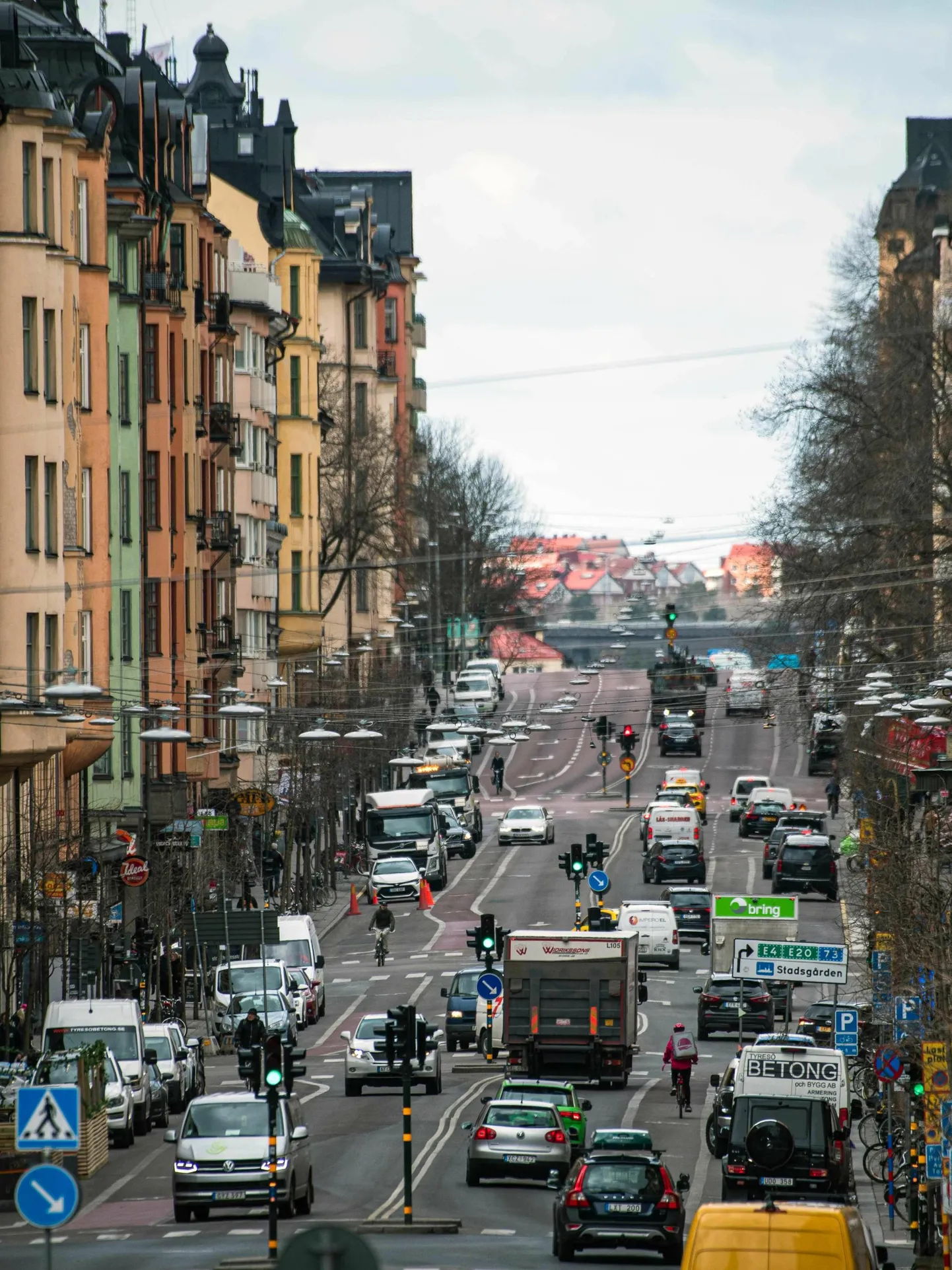 Autod Stockholmis Södermalmil. Tuleva aasta riigieelarve suurim uus kulurida on kütuseaktsiisi langetamine, kuid tarbijatele tähendab see bensiinijaamas üsna väikest erinevust: diislikütuse liitri hind kahaneb 40 ööri (nelja sendi) ja bensiiniliitri hind 14 ööri (pisut enam kui ühe sendi) võrra.