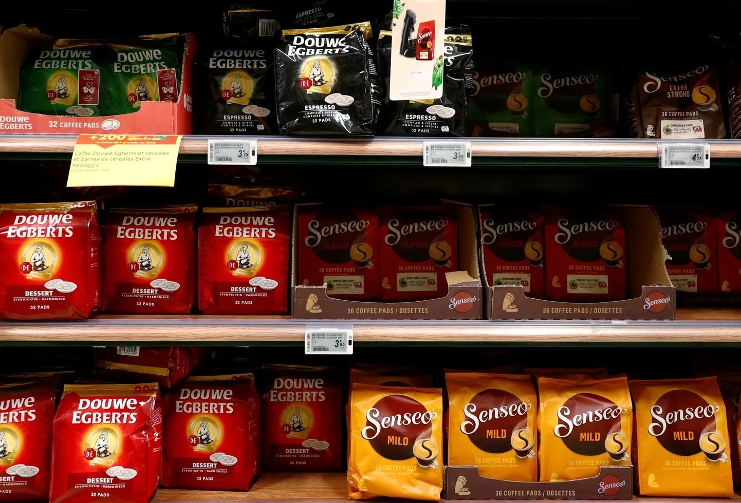 Douwe Egberts ja Senseo kohvipakid Carrefour supermarketis Brüsselis.