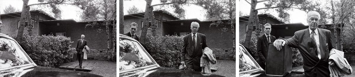 Lennart Meri koduõues Nõmmel auto juures. 27.08.1992.