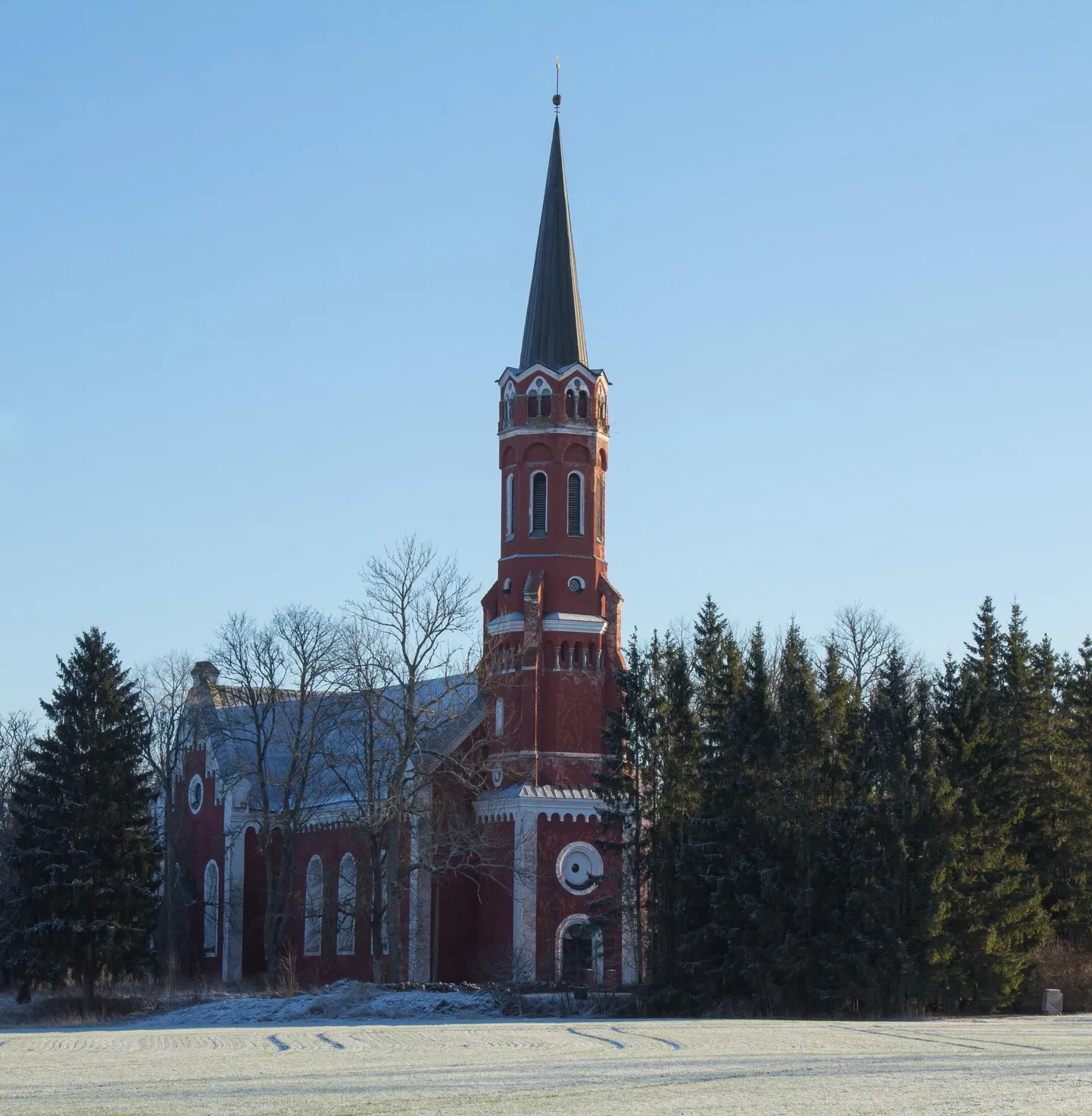 Halliste kirik, mis on üks Eesti kuulsamaid pühakodasid, vajab hädasti kapitaalremonti.