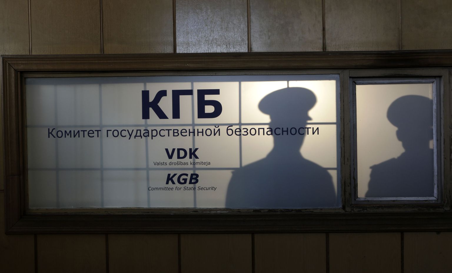 Инсталляция в бывшем отделении КГБ в Риге.