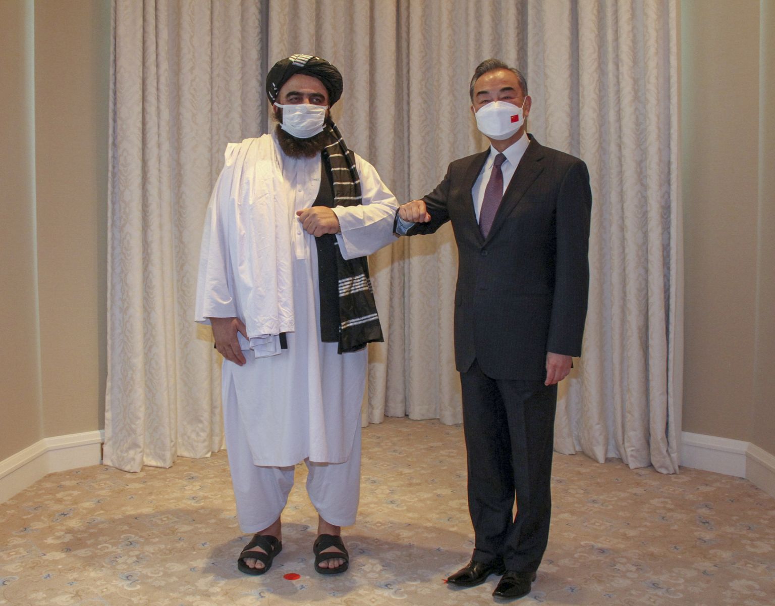 Hiina välisminister Wang Yi (paremal) kohtumas Talibani valitsuse välisministri Amir Khan Muttaqiga.