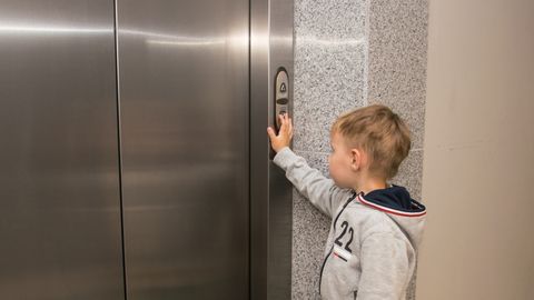 Väikeseid lapsi vedanud lift kukkus seitsmendalt korruselt alla