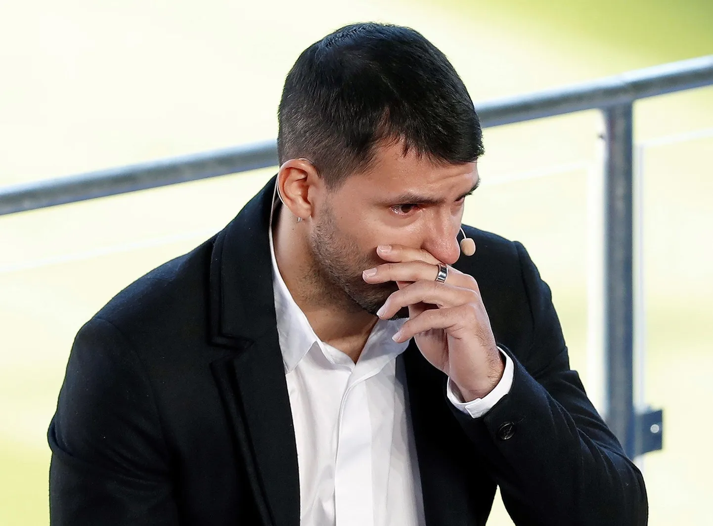 Sergio Agüero on pisarais, kui teatab, et peab jalgpallurikarjääri pooleli jätma.