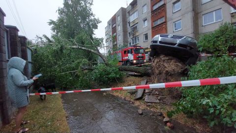 RAJUD FOTOD ⟩ «Kohutav paanika tekkis!» Tugev torm tekitas Lätis suuri kahjustusi