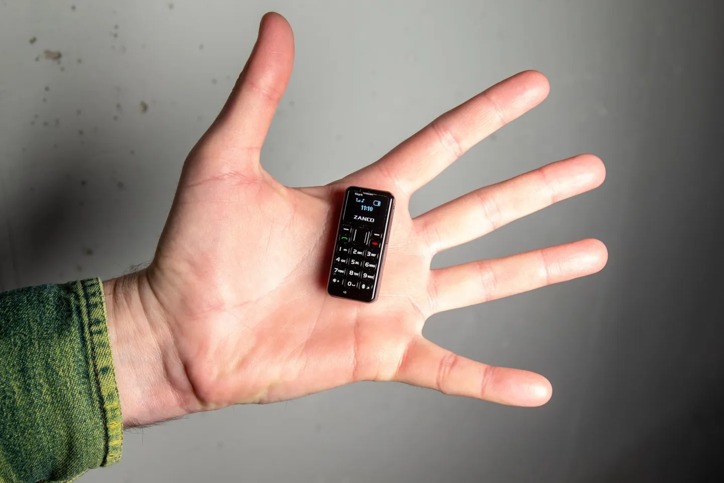 Maailma kõige väiksem mobiiltelefon mahub pihku peitu.