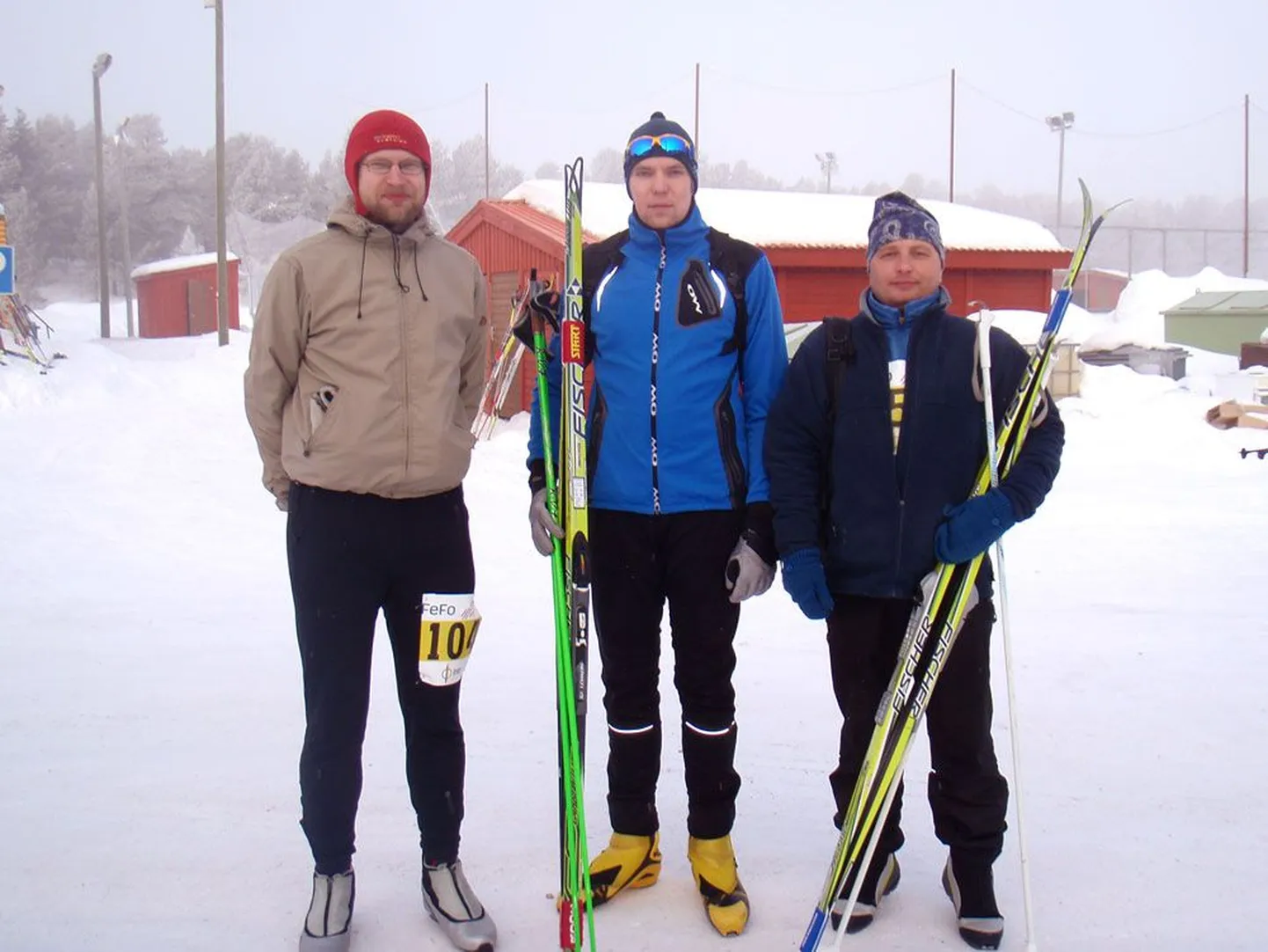 Esimese eestlasena jõudis 71. suusatajana Saami Ski Race’i finišisse Timo Vares (keskel), saades kirja aja 5:54.53. Lauri Varese (vasakul) aeg oli 9:37.21 ja Veiko Talustel (paremal) 10:33.22.