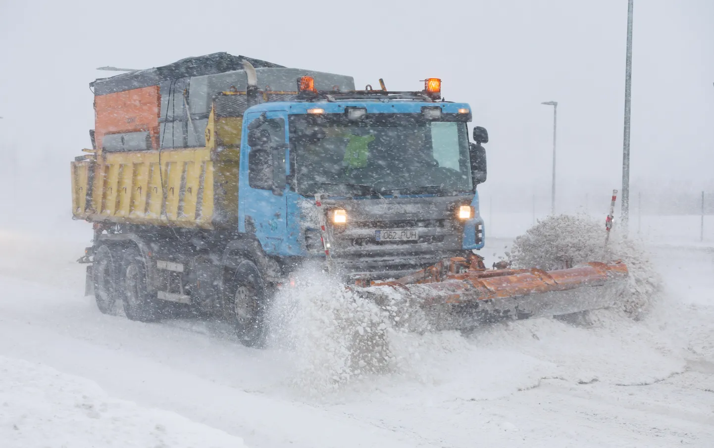 Intensiivse lumesaju tõttu on täna liiklus häiritud ka Hiiu-, Lääne-, Rapla- ja Lääne-Harjumaa riigiteedel häiritud ning kõrvalmaanteed võivad olla läbimatud.