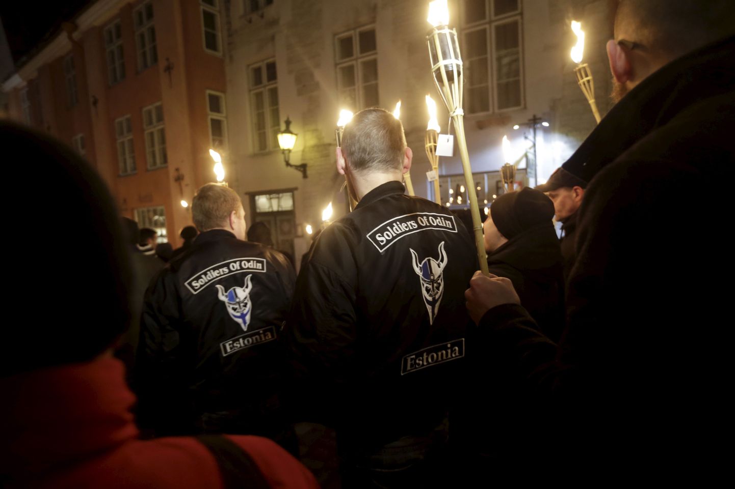 Iseseisvuspäeval Tallinnas EKRE noorteliikumise korraldatud tõrvikumarsil osales teiste seas ka Odini sõdalasi, kuid Vene meedia tembeldas kogu ürituse odinlaste marsiks.