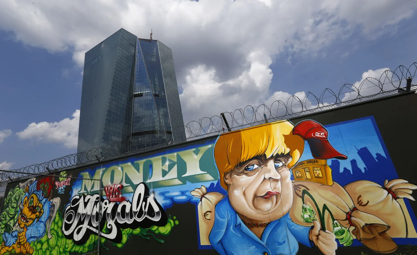 Graffit Euroopa Keskpanga uut peakporterit ümbritseval aial selle ehitamise ajal eelmise aasta suvel.