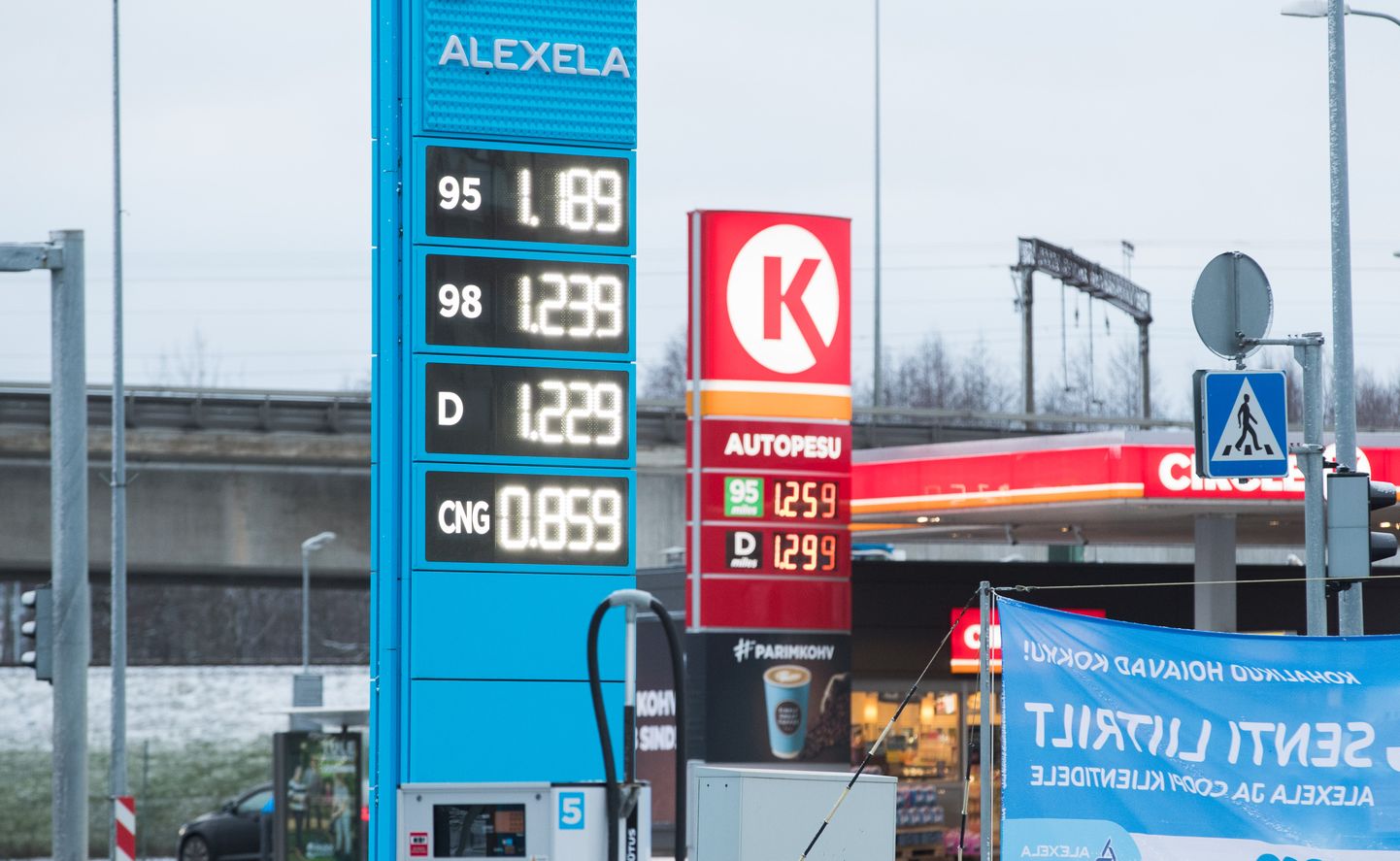 Tallinn, EESTI 31DEC18
Kütusehinnad langesid, Alexela ja Circle K.
Fuel prices dropped in Estonia.
Foto Tairo Lutter/EESTI MEEDIA
