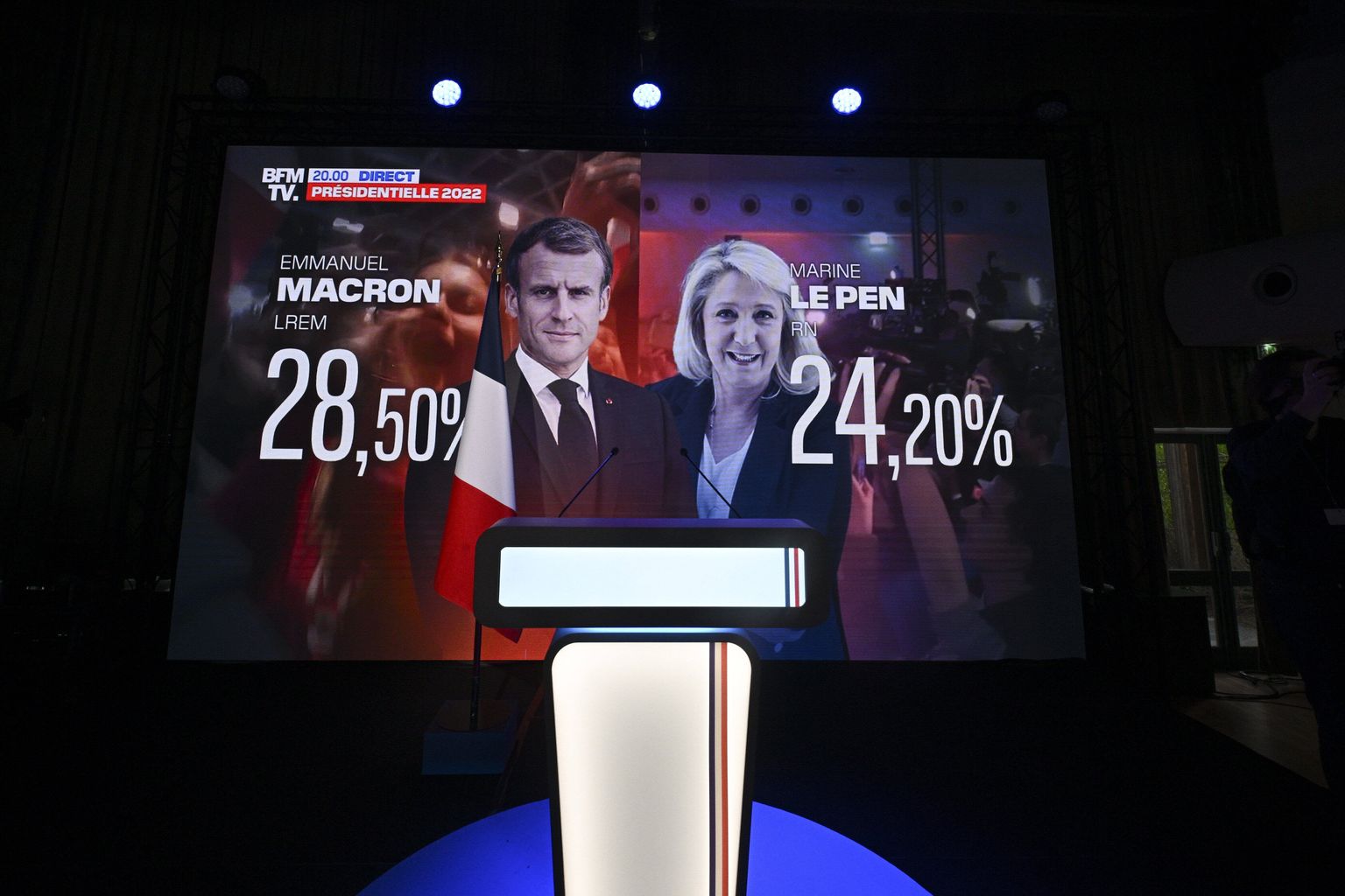 Во второй тур президентских выборов во Франции выходят Эммануэль Макрон и Марин Ле Пен.