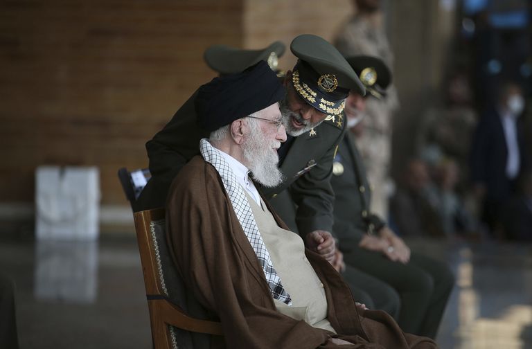 Верховный лидер Ирана аятолла Али Хаменеи слушает командующего армией генерала Абдолрахима Мусави во время церемонии выпуска группы курсантов вооруженных сил в Тегеране, Иран, 10 октября 2023 года.