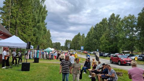 GALERII ⟩ Kahel pool Postiteed peeti uue nimega laata