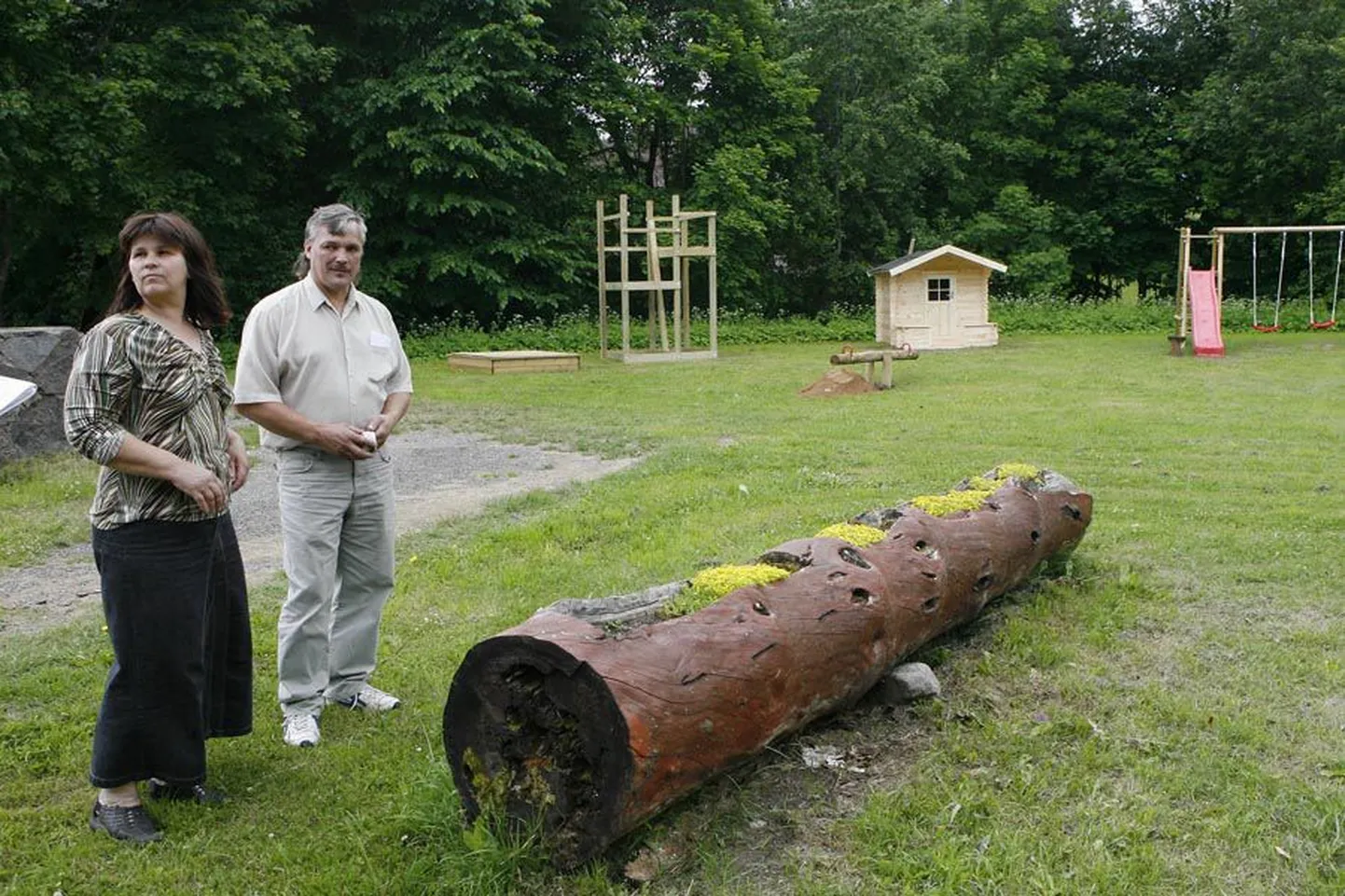 Enn Sarv (paremal) on tuntud tegusa ja tubli külavanemana. Just tänu temale on Tuhalaanes kodu leidnud mitu tuntud muusikut.