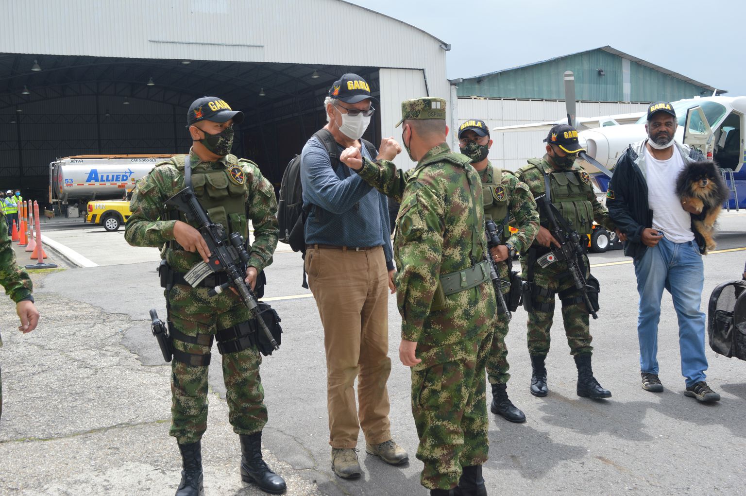 Vabastatud vangid Bogota sõjaväebaasis.