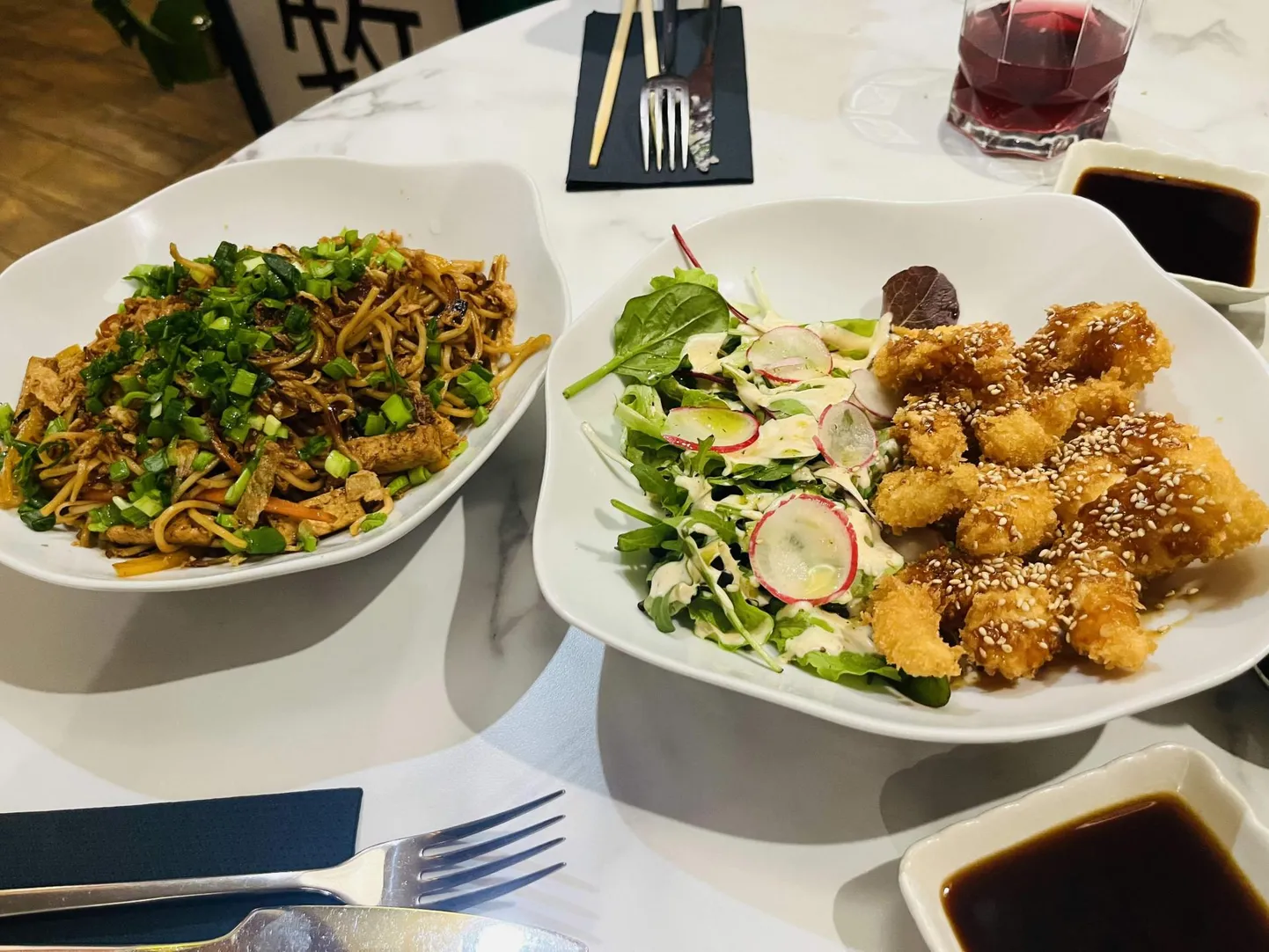 Tofuga stir fry ja paneeritud krevetid salatiga – enamat kui kiire suutäis.