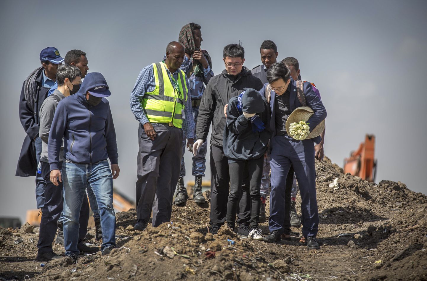 Etioopia lennuõnnetuses hukkunute lähedased õnnetuspaigas.