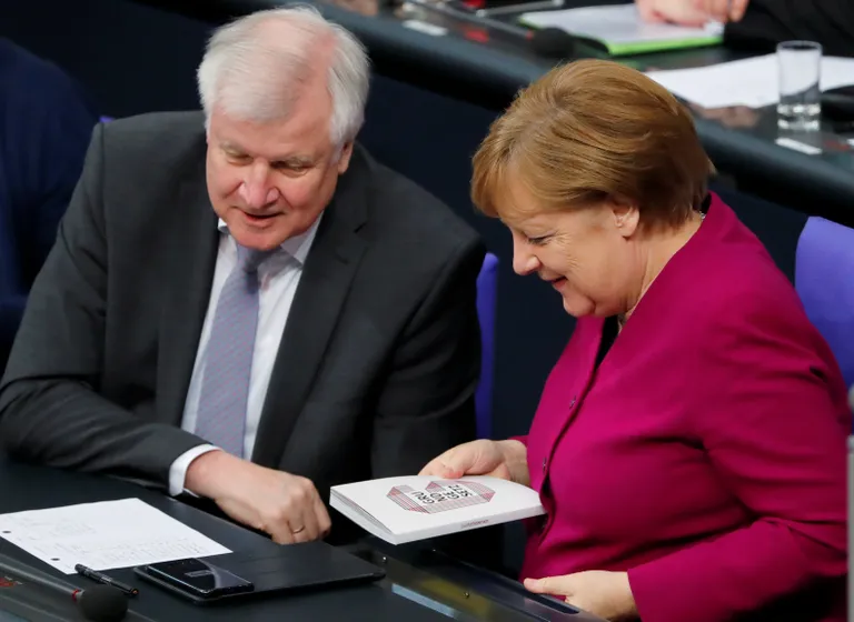Saksamaa liidukantsler Angela Merkel (paremal) ja Saksamaa siseminister Horst Seehofer.