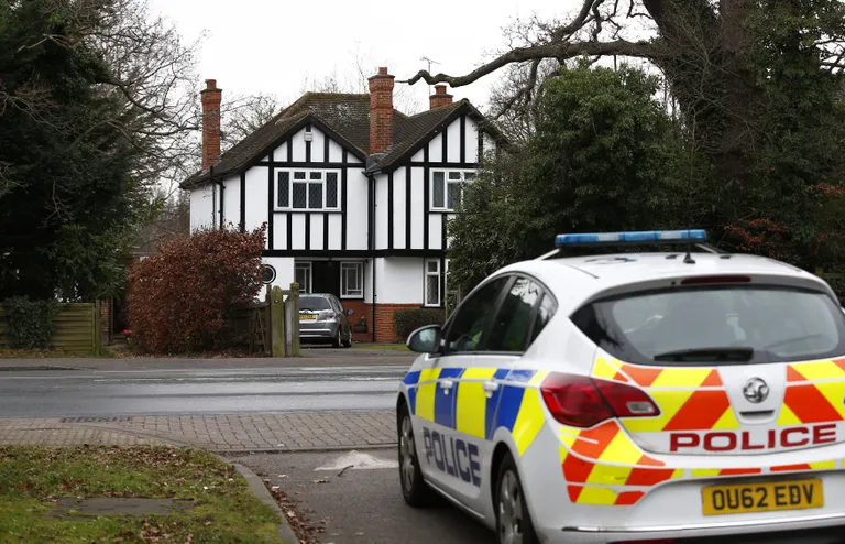 Politseiauto täna Christopher Steele'i elumaja ees Wokinghamis. FOTO: PETER NICHOLLS/REUTERS/Scanpix