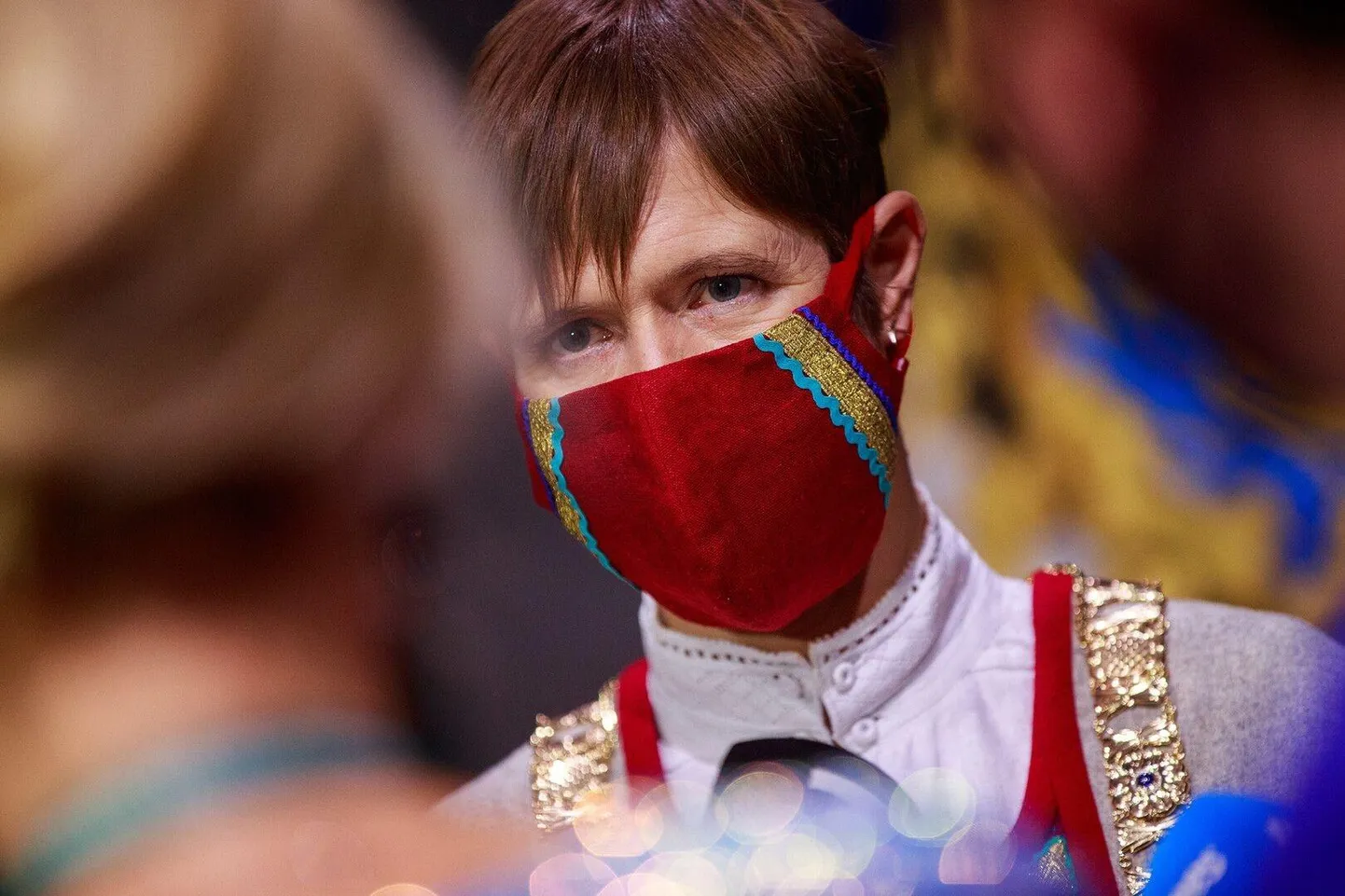 Vabariigi aastapäeva üritusel kandis president Kersti Kaljulaid rahvarõivakomplektiga kokkusobivat näokatet, mille valmistas stilist Anu Lensment.