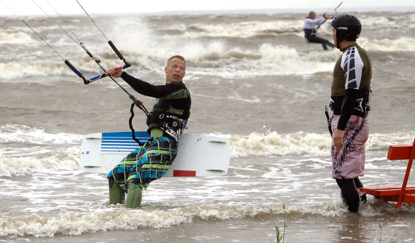 Lohesurfarid rannas.