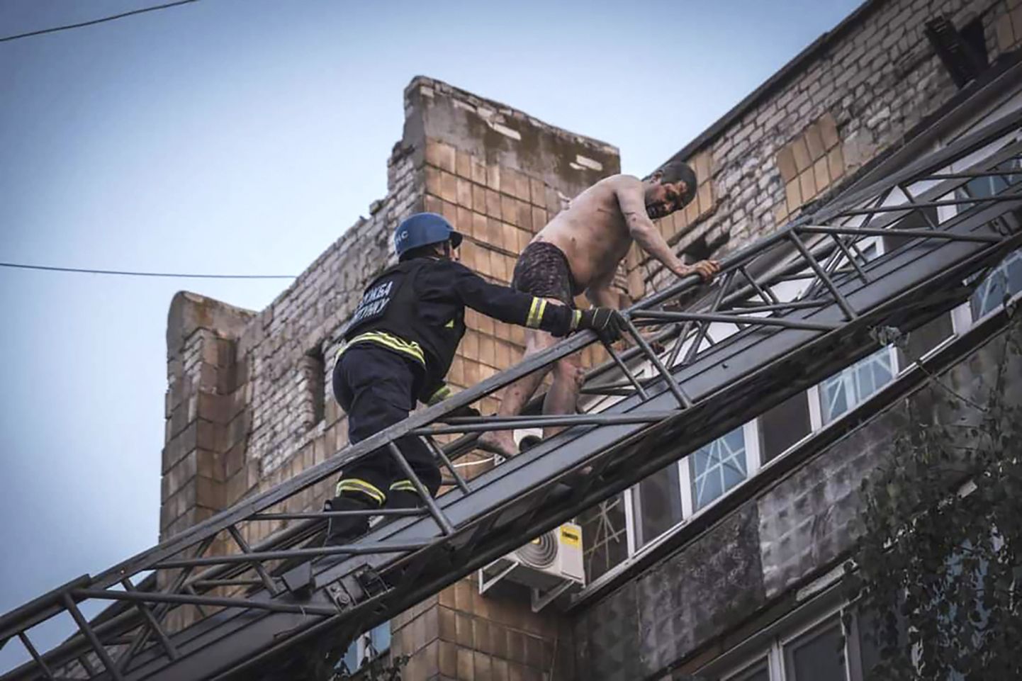 Päästjad evakueerivad inimesi Venemaa raketirünnaku tagajärjel kahjustatud majast. Pilt on tehtud Pokrovskis, Donetski oblastis 7. augustil 2023.