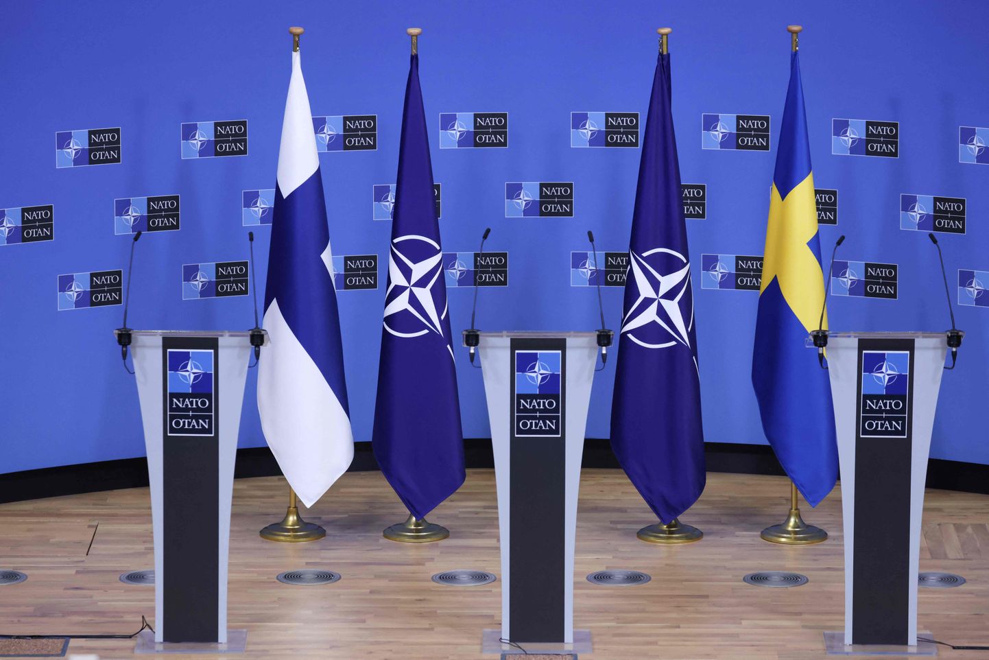 Флаги Финляндии, Швеции и НАТО.