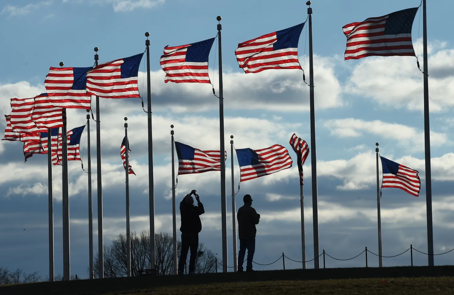 Turistid Ühendriikide lippude juures inauguratsiooniks valmistuvas Washingtonis.