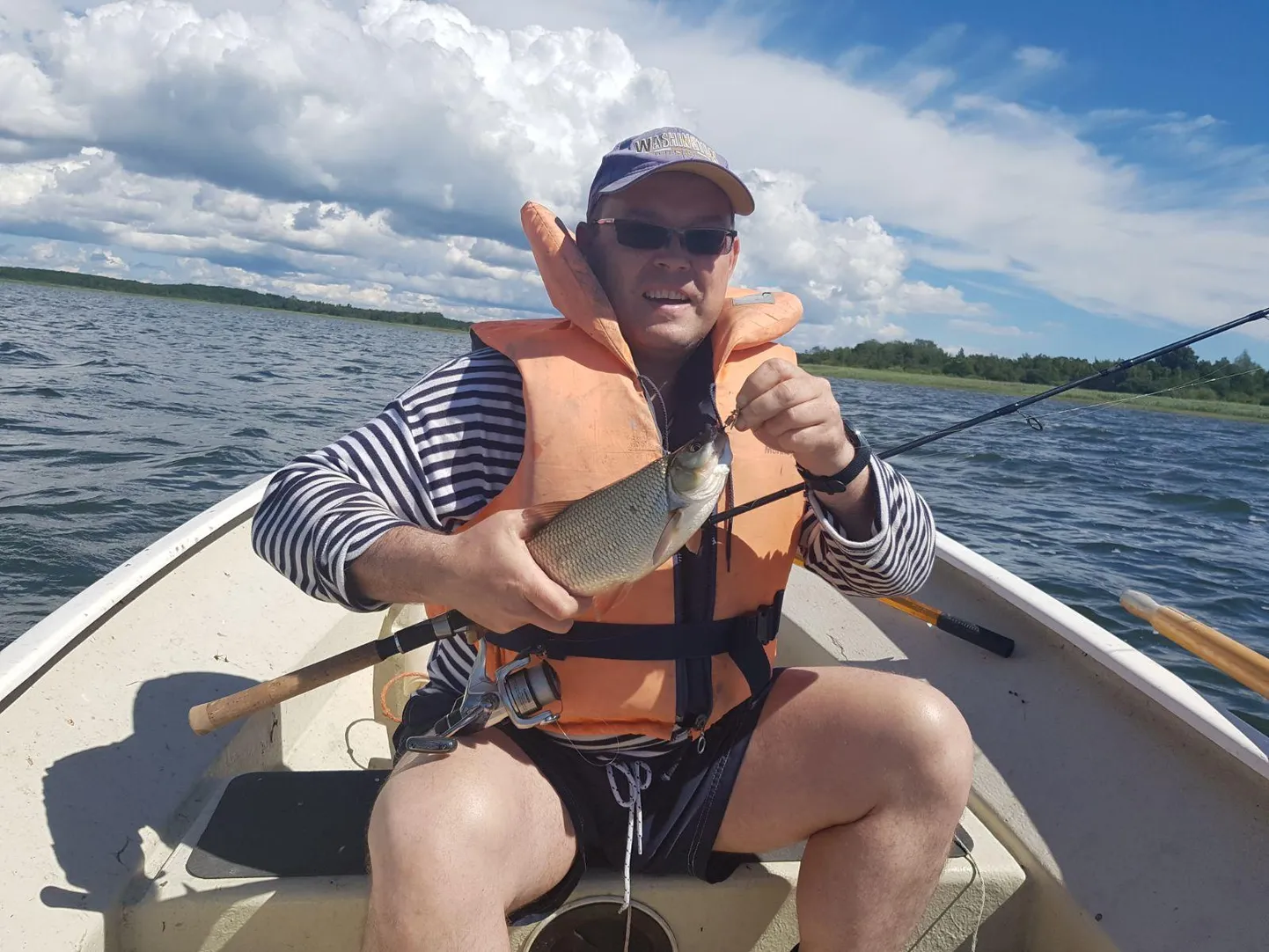 Madis Timpson hoiab käes oma elu esimest merest püütud säinast. Pärast pildistamist lasi ta selle vette tagasi.