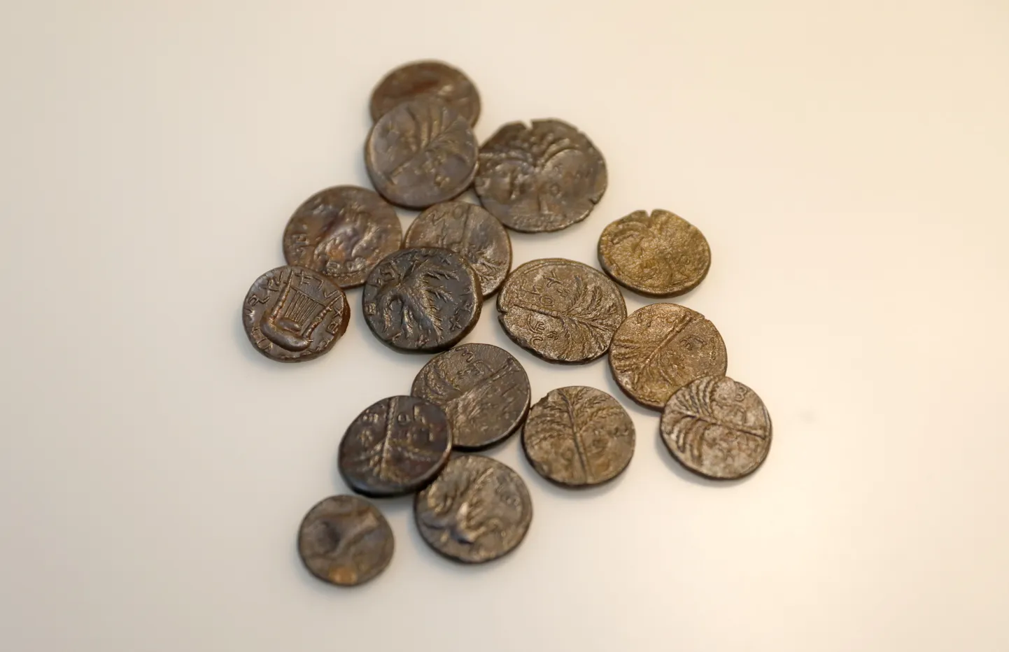 Старинные монеты. Фото иллюстративное.