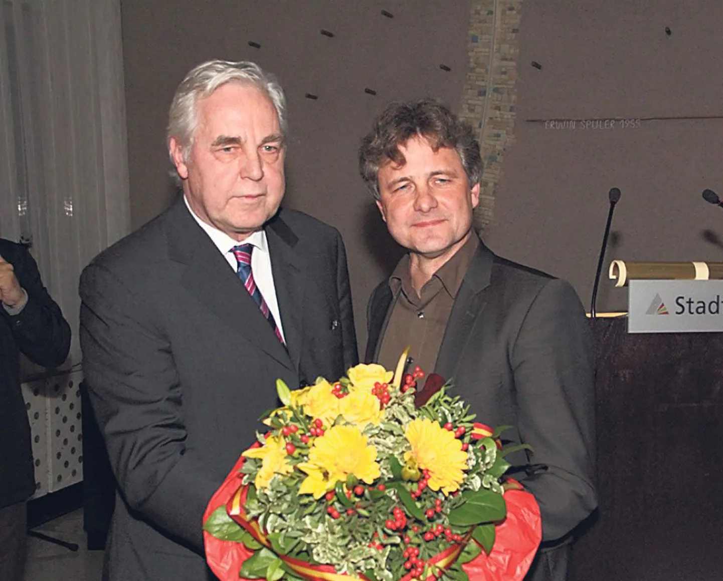 Karlsruhe lahkuv ülemlinnapea Heinz Fenrich (CDU, vasakul) ja uus lordmeer dr Frank Mentrup (SPD).