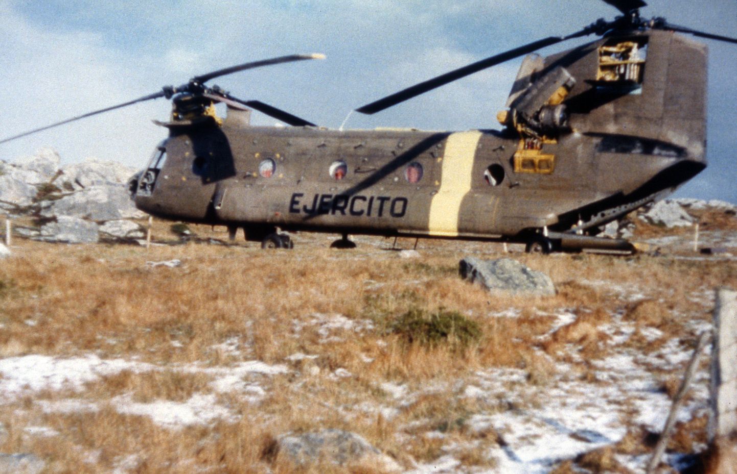Allatulistatud Argentina sõjaväe transpordikopter Chinook 1982. aastal.