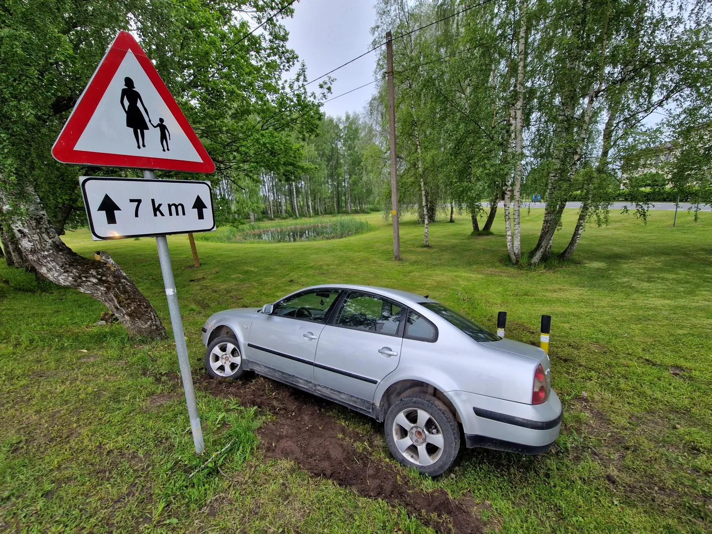 Kolkjas Volkswagen Passatiga teelt välja sõitnud 25-aastane mees viidi kainenema.