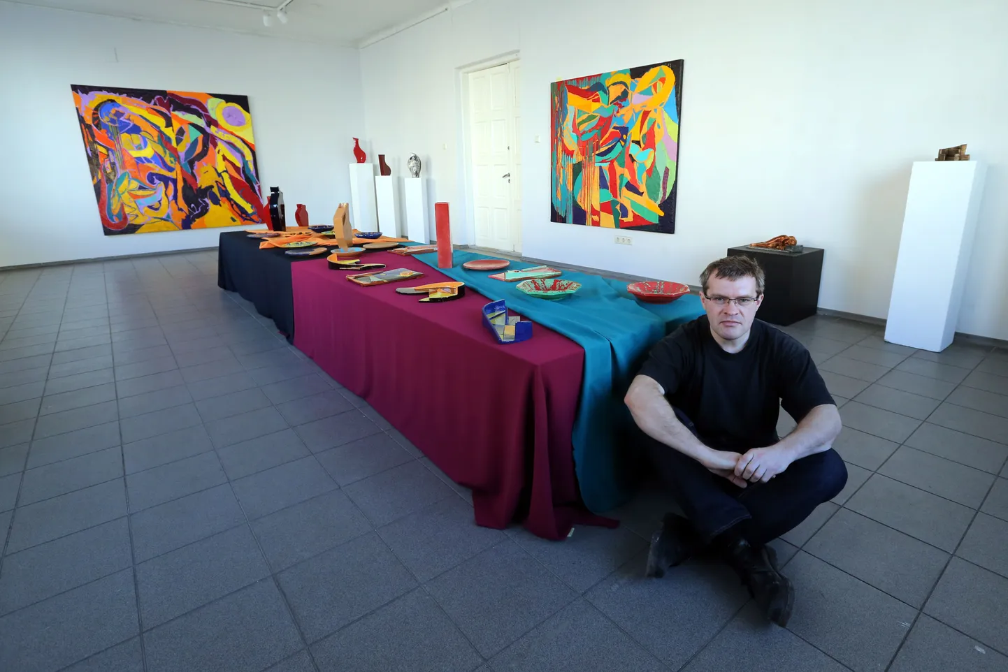 Andres Sütevaka avas oma näituse Tartu kunstimaja väikeses galeriis ja sõitis kohe Barcelonasse tagasi.