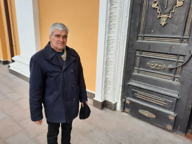 Kiievi elanik Oleksandr alustas pühapäeva kirikuskäiguga, et palvetada kaasmaalaste ja saabuva rahu eest.