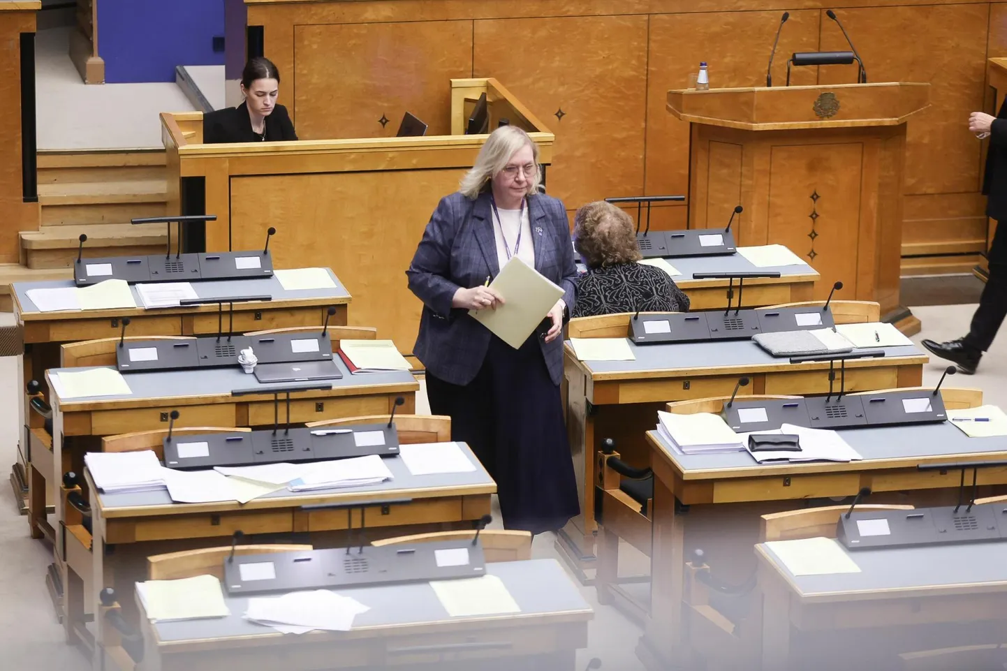 Maris Lauri teatas riigikogu liikmetele, et nood on silmakirjalikud.