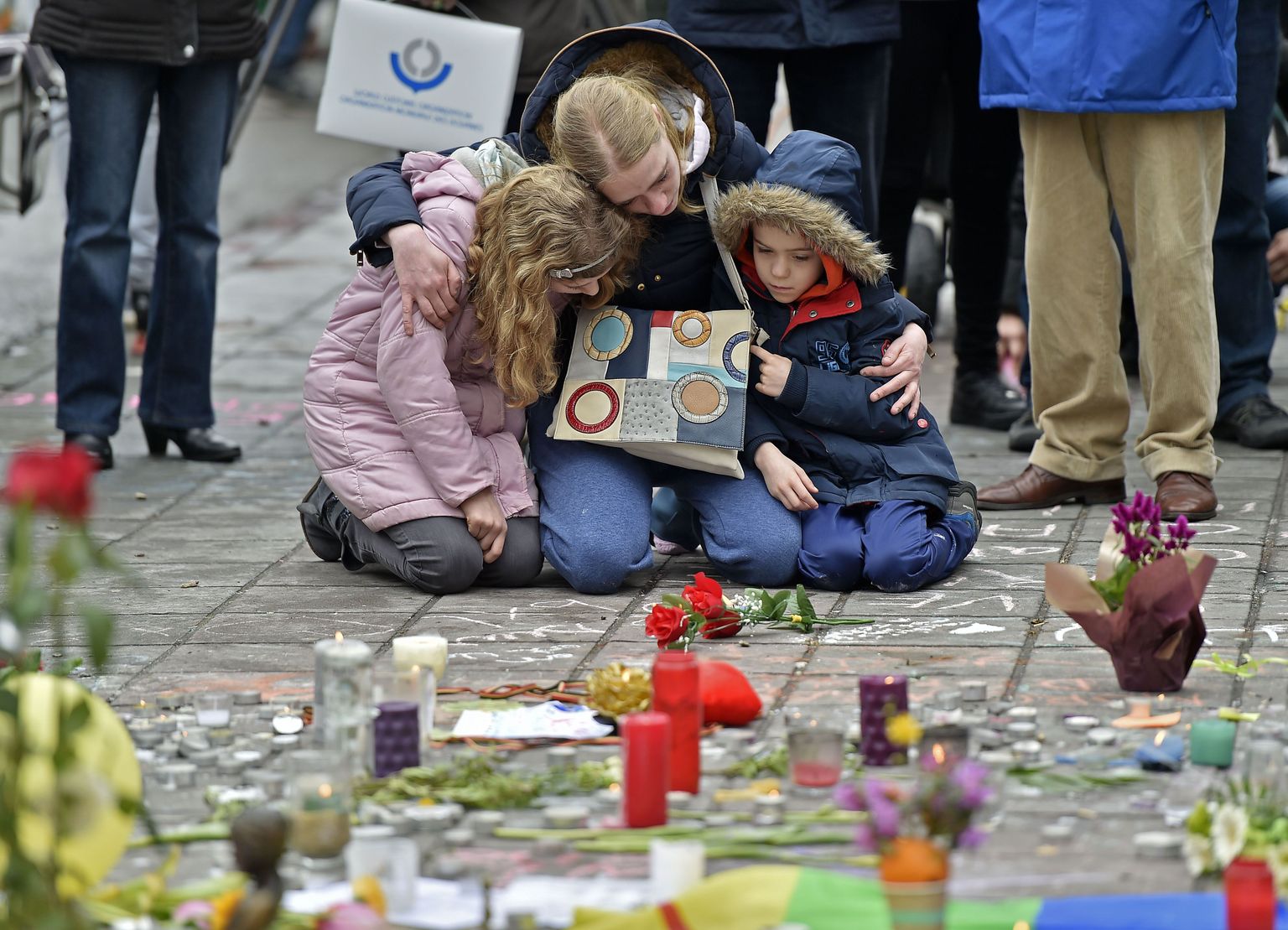 Naine lastega leinamas Brüsselis toimunud terrorirünnakutes hukkunuid  Place de la Bourse'l.