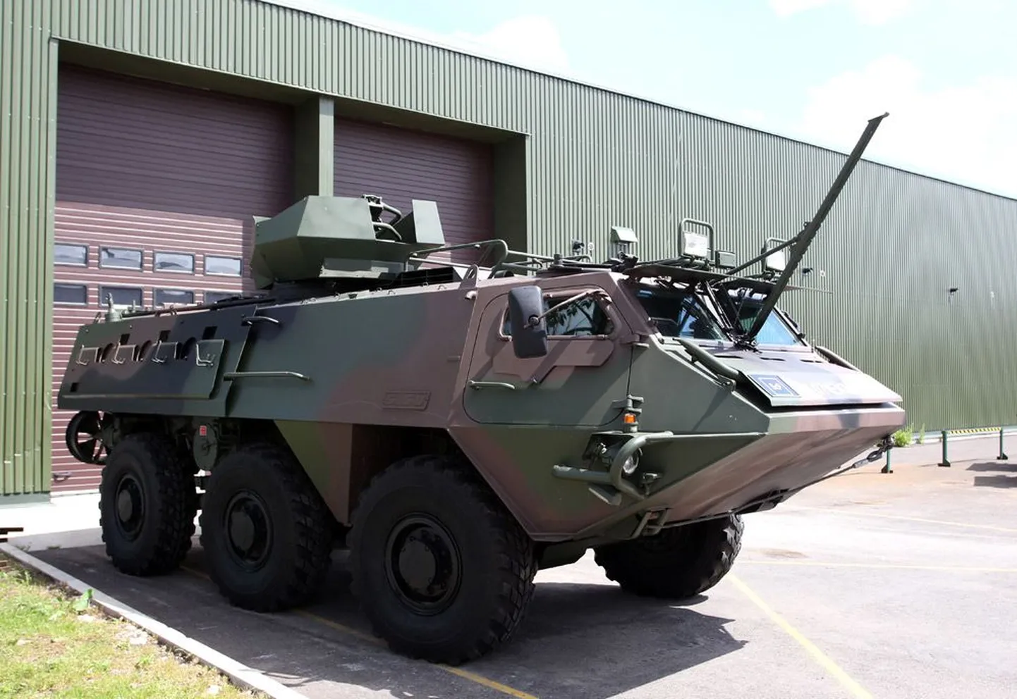 Прозванный в народе Pasi, SISU XA-180 способен преодолевать водоемы.