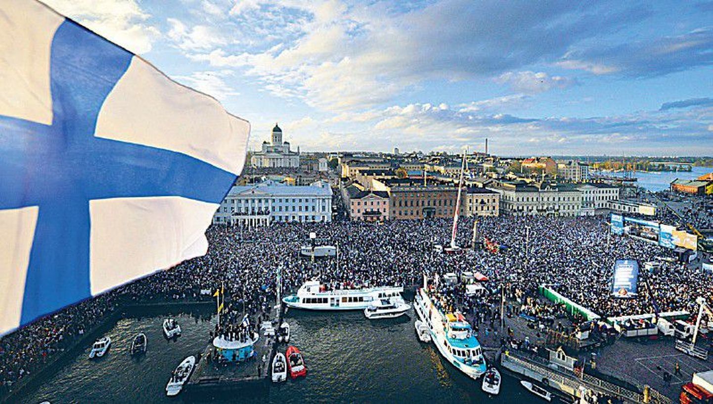 16 мая на площади Кауппатори в Хельсинки героев чемпионата мира по хоккею приветствовали около 100 000 человек.