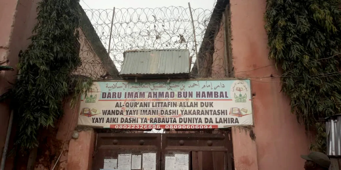 Sissepääs islamiusu internaatkooli Nigeeria Kaduna linnas, kust politsei päästis reedel üle 300 meesõpilase, kes olid kannatanud piinamise ja seksuaalvägivalla käes.
