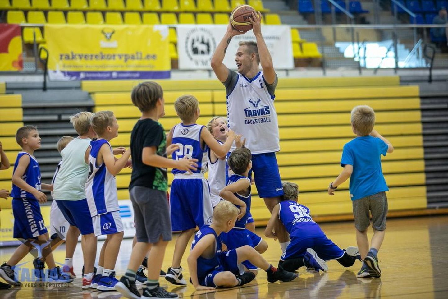 Rakvere spordihallis on selle nädala esimesel kolmel päeval koos hulk lapsi, kes teevad esmatutvust korvpalliga.