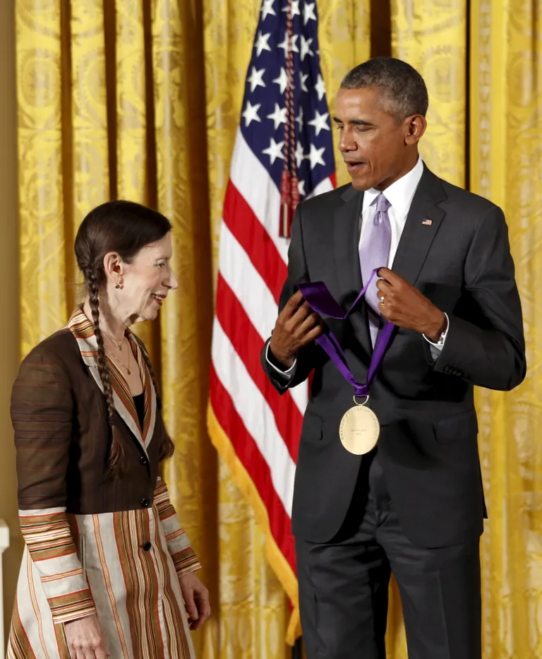 ASV prezidents Baraks Obama pasniedz Nacionālo Mākslu medaļu mūziķei Meriditai Monkai. 2015. gada septembris, Baltais nams, Vašingtona. 